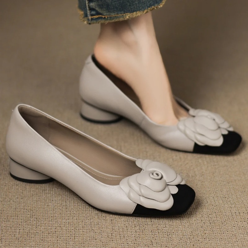 Women Shoes Heels - รองเท้าส้นสูงแบบสวมสำหรับผู้หญิงไซส์ใหญ่ 34-41 ผลิตจากหนังแกะผสมสี ตกแต่งลายดอกไม้ สไตล์ OL